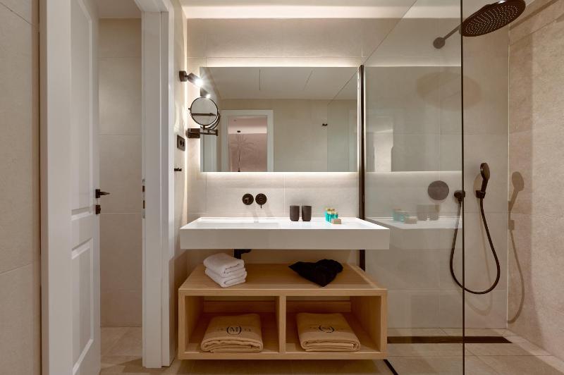 Deluxe Double or Twin Room with Skylight - Attic image 3