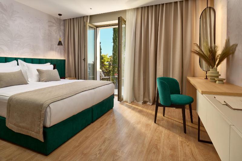 Premium Double or Twin Room with Balcony and Sea View image 3