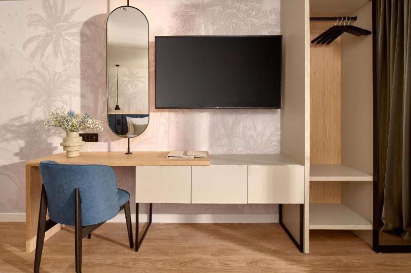 Premium Double or Twin Room with Balcony and Park View image 4