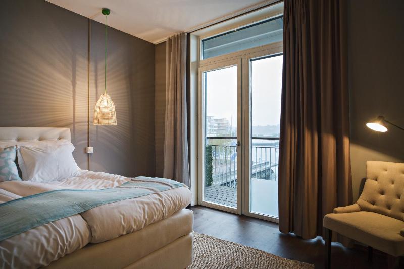 Superior Room with Queen Bed, Balcony and Sea View image 2