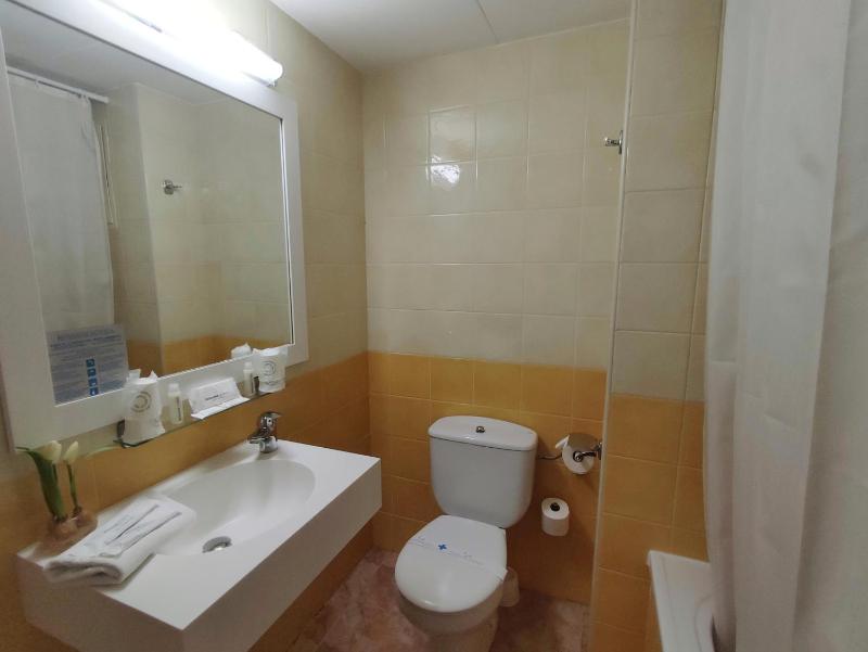 Double with sea view (2 Adults + 1 Child) image 4