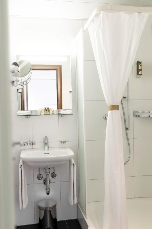 Standard Triple Room image 3