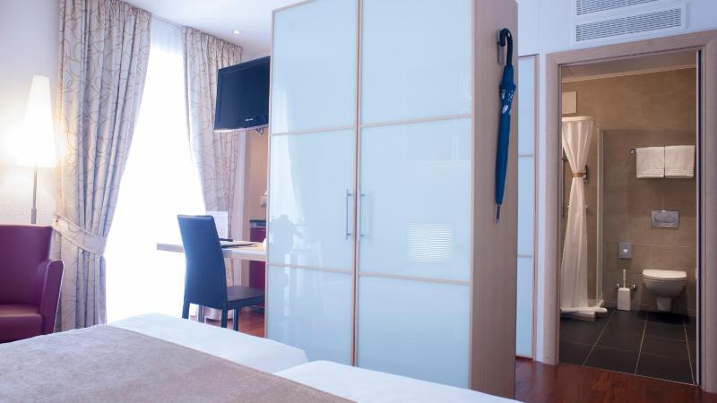 Standard Double Room image 3