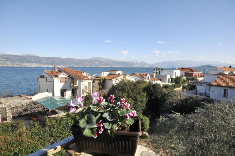 Three-Bedroom Apartment with Terrace and Sea View image 4