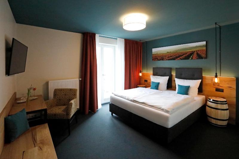 Double Room with Balcony image 4