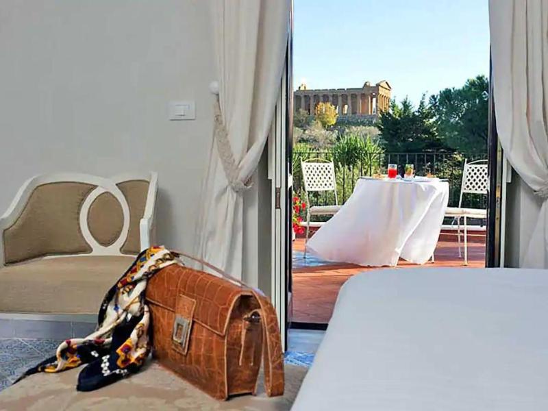 Deluxe Double or Twin Room image 4