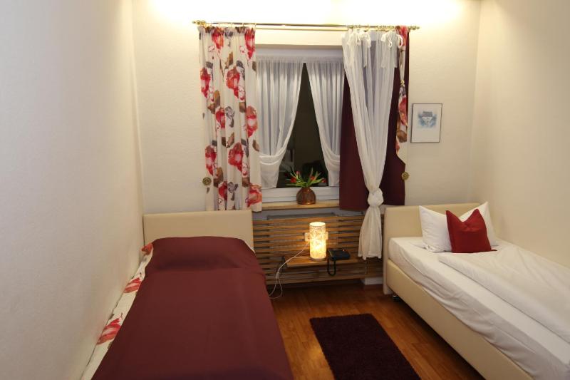 Twin Room image 4
