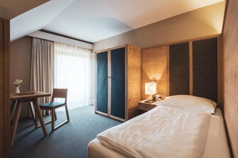Twin Room image 2