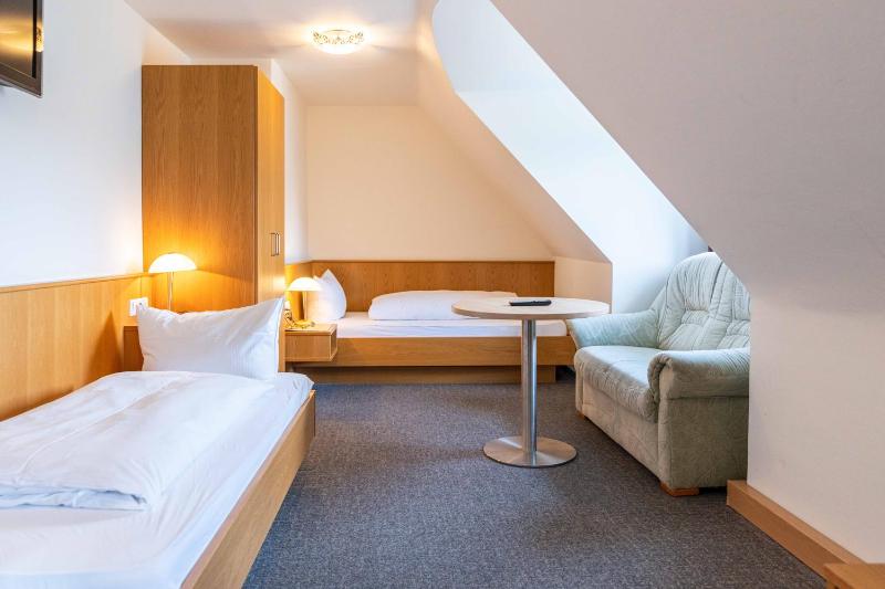 Standard Twin Room image 1