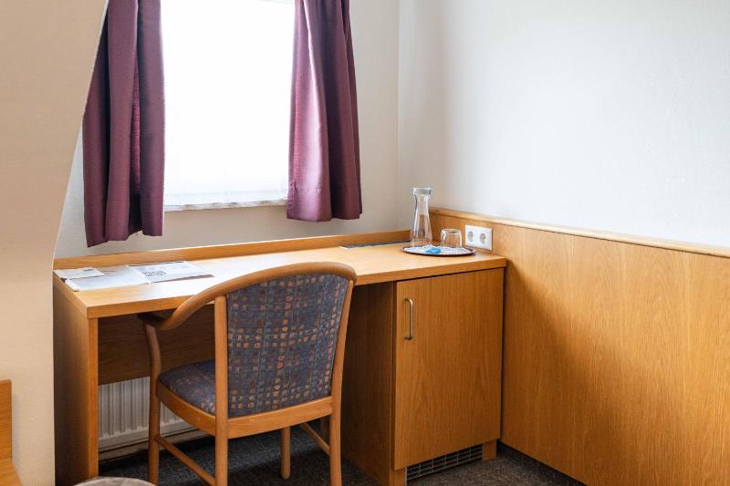 Standard Twin Room image 3