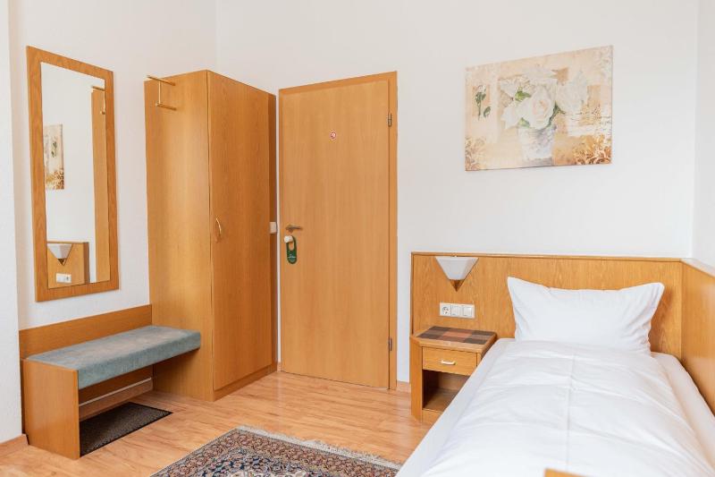 Standard Single Room image 2