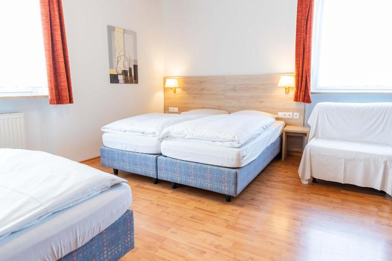 Economy Triple Room image 1