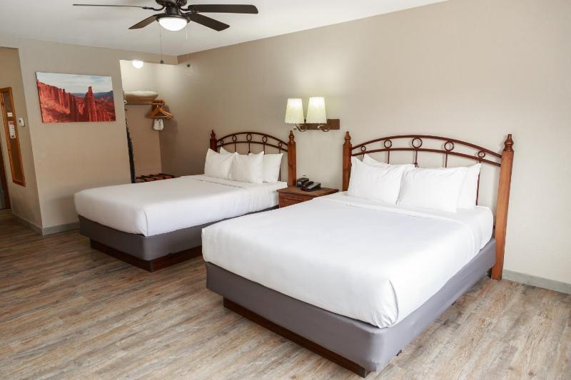 Queen Room with Two Queen Beds image 4