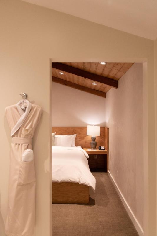 Signature Single Suite image 4