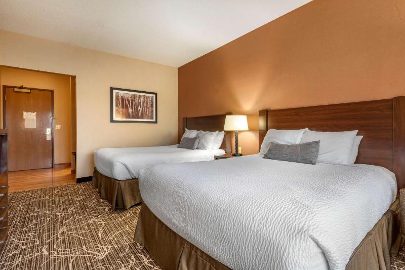 Queen Room with Two Queen Beds - Non-Smoking image 2