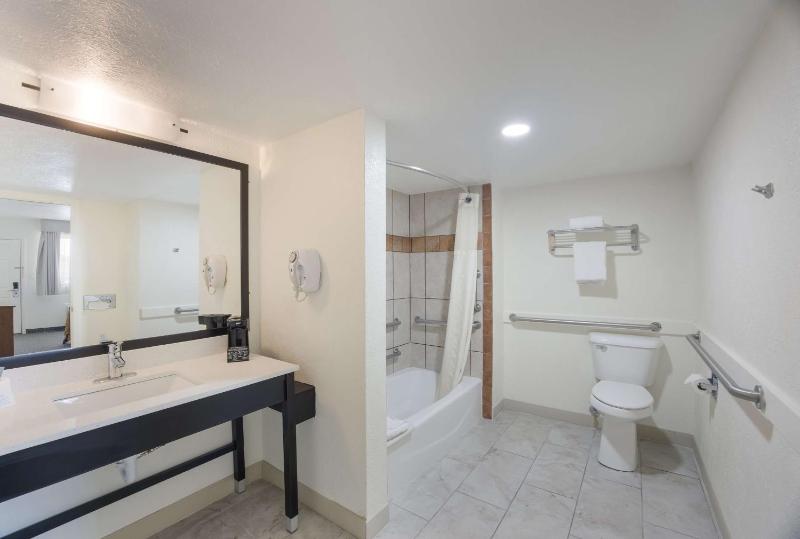 Queen Room with Two Queen Beds - Disability Access image 1
