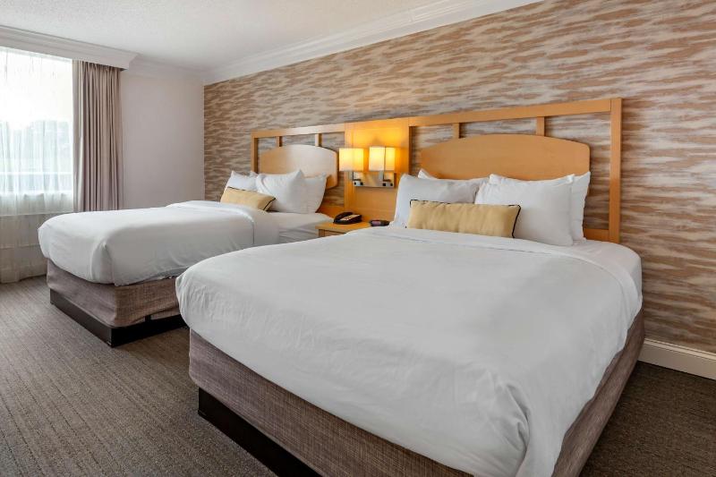 Queen Room with Two Queen Beds image 4