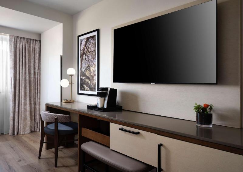Premier King Room - Hearing Accessible image 4