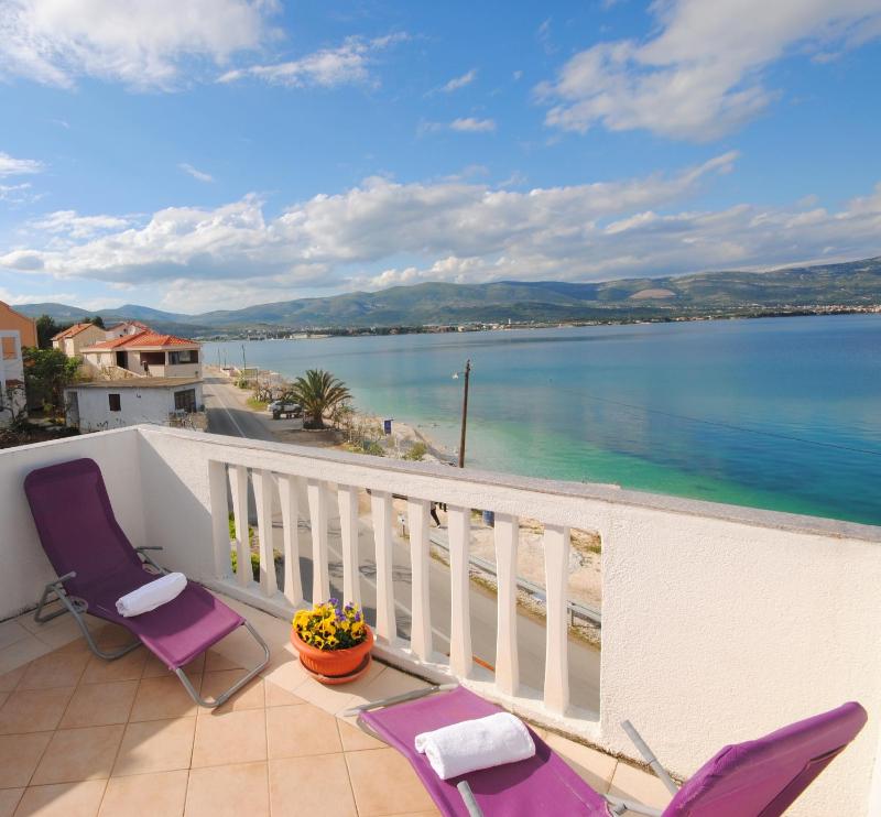 Three-Bedroom Apartment with Terrace and Sea View image 4
