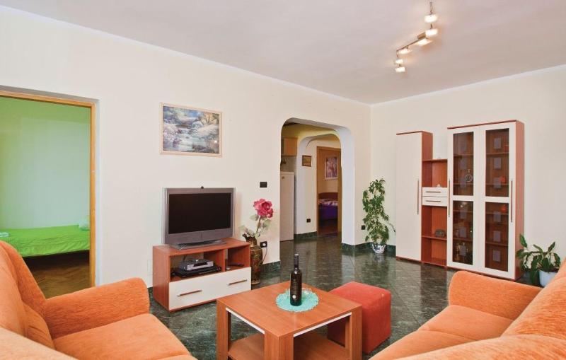 Three-Bedroom Apartment with Terrace image 1