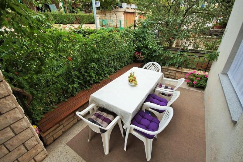 Three-Bedroom Apartment with Terrace and Sea View image 4