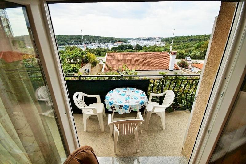 Three-Bedroom Apartment with Terrace and Sea View image 3