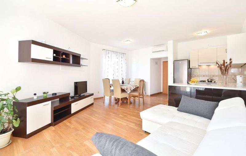 Family friendly apartments with a swimming pool Podstrana Split - 13828 - image 12