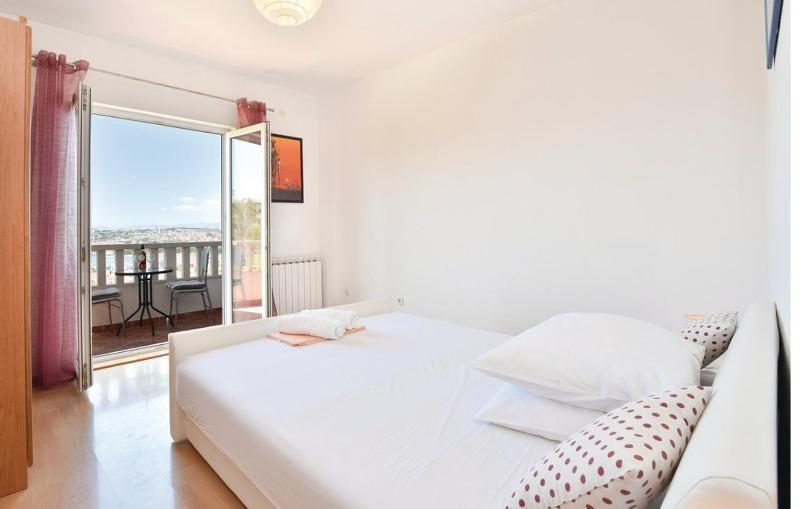 Family friendly apartments with a swimming pool Podstrana Split - 13828 - image 2
