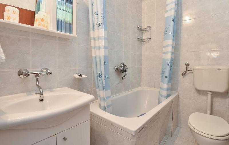 Family friendly apartments with a swimming pool Podstrana Split - 13828 - image 10
