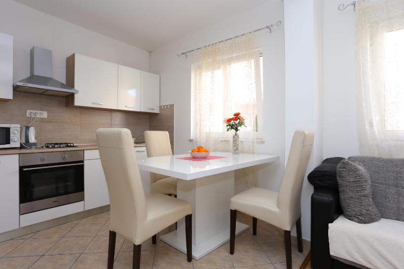 One-Bedroom Apartment image 3