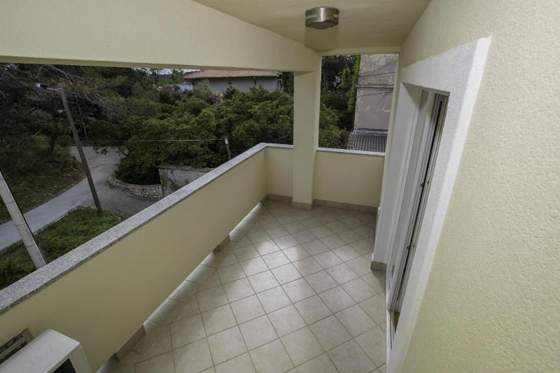 Three-Bedroom Apartment with Terrace and Sea View image 3