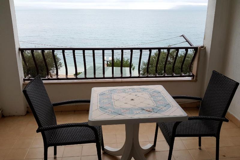One-Bedroom Apartment with Terrace and Sea View image 3