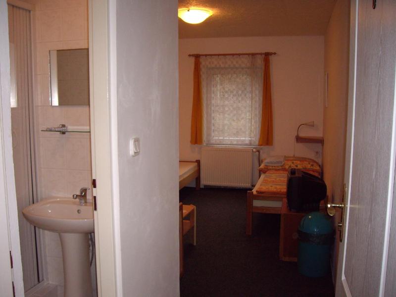 Twin Room image 2
