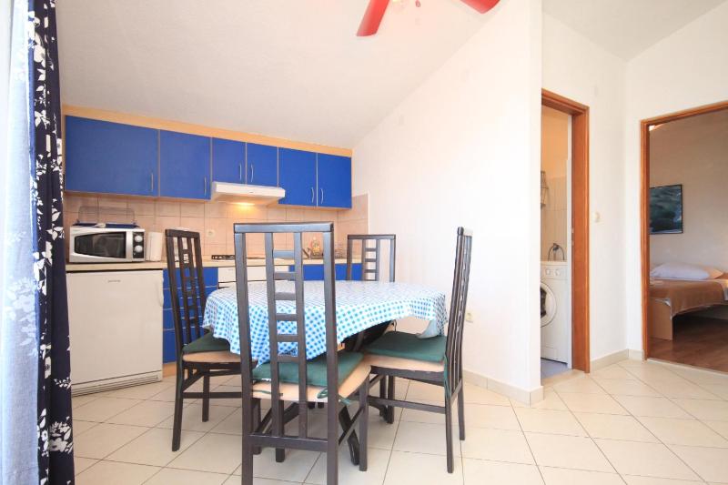 One-Bedroom Apartment with Terrace and Sea View image 4