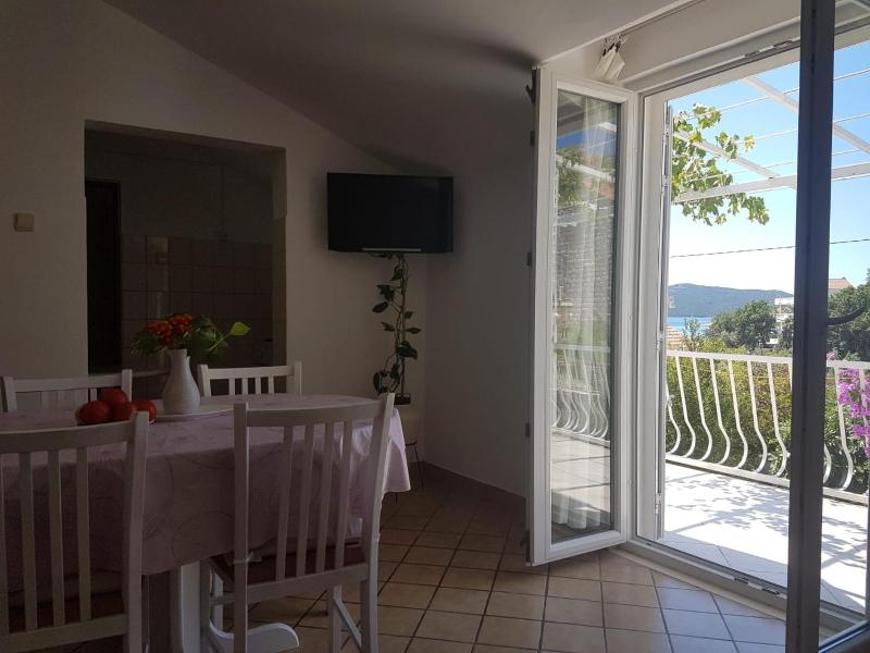 One-Bedroom Apartment with Terrace and Sea View image 4