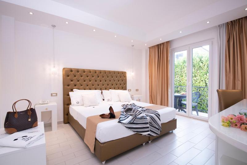 Double Room with Balcony image 2