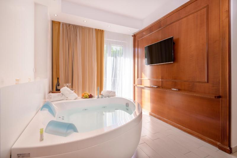 Junior Suite with Balcony and Jacuzzi image 4