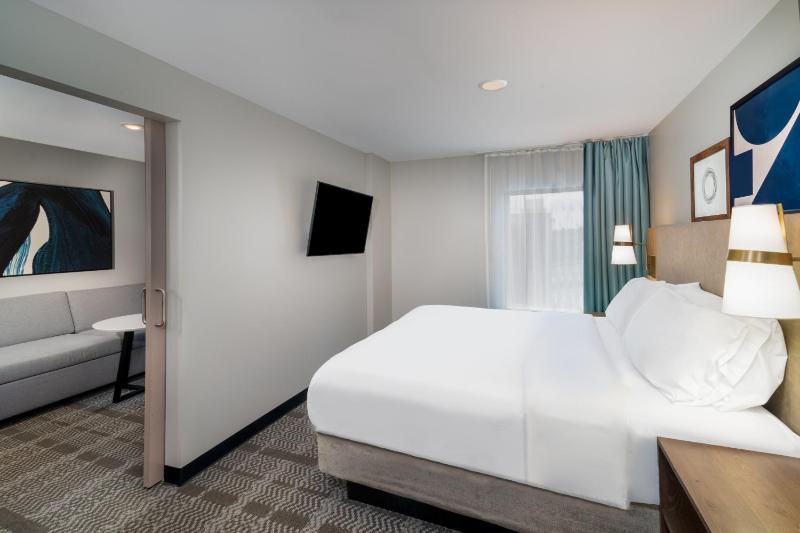 One-Bedroom King Suite with Sofa Bed image 3