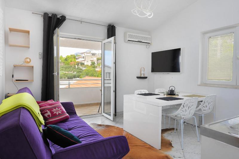 One-Bedroom Apartment with Terrace and Sea View image 1