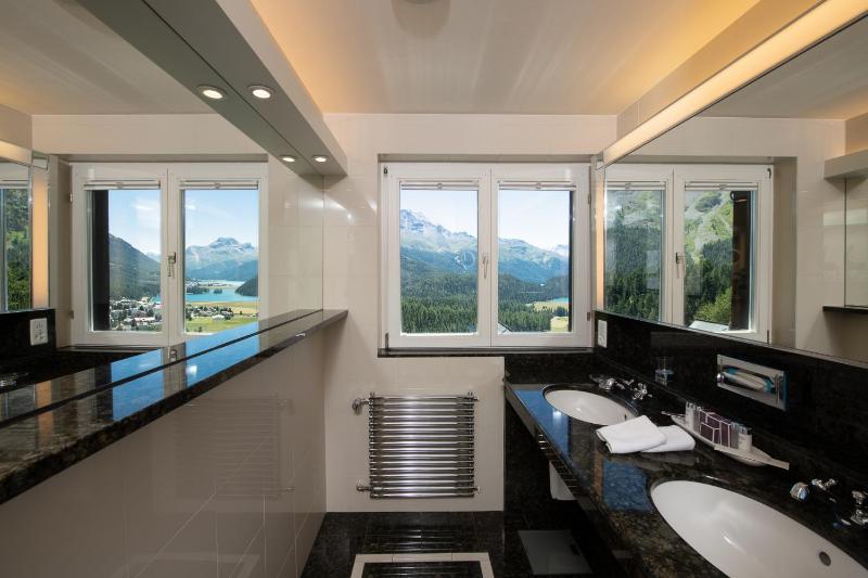 Deluxe Double or Twin Room with Lake View image 4