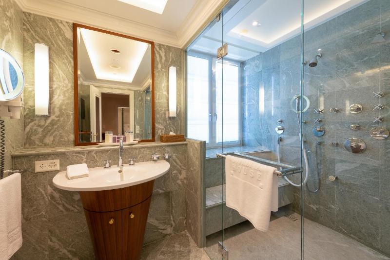 Suite with Lake View image 3