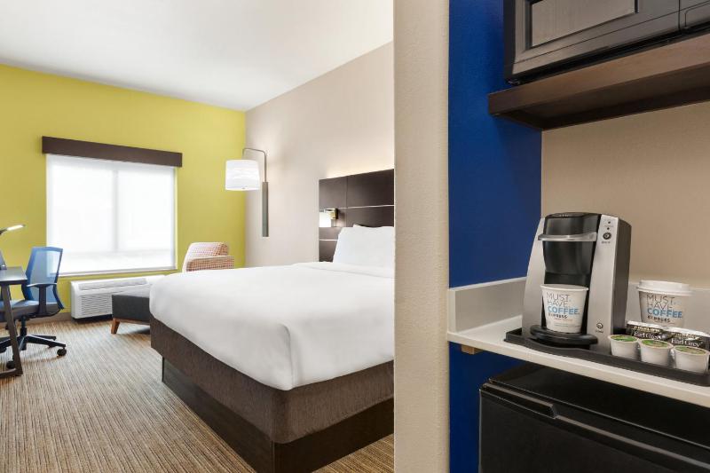 Standard King Room image 4