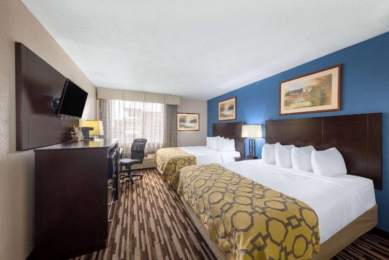 Queen Room with Two Queen Beds - Non-Smoking image 4