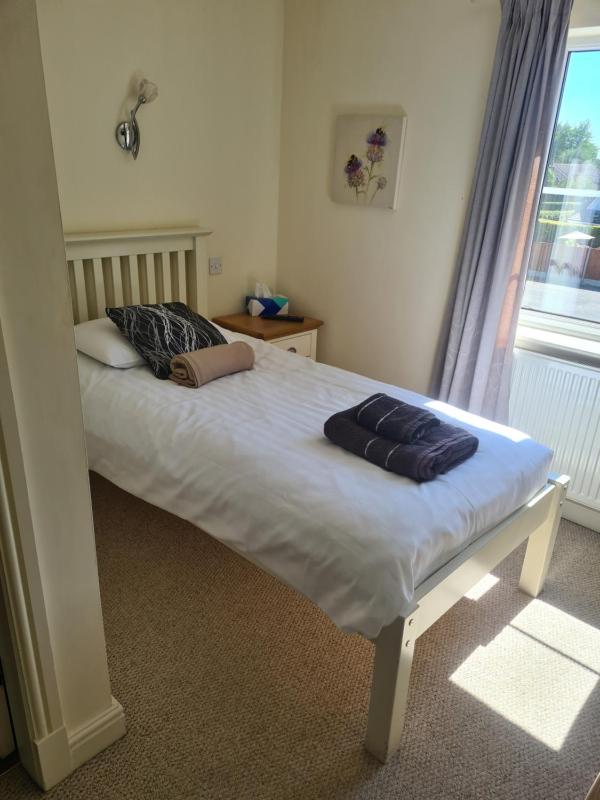 Single Room with Bathroom image 1