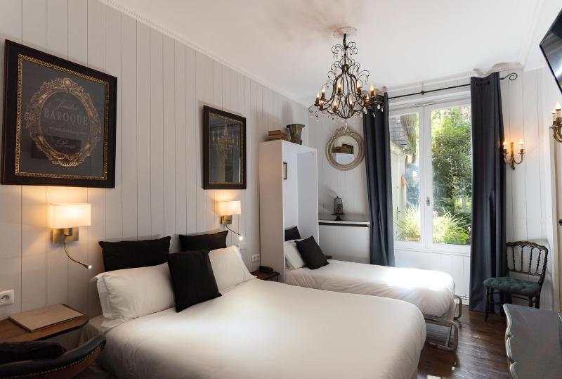 Deluxe Triple Room image 4