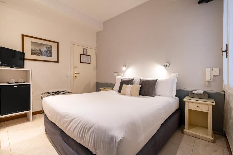 Small Double Room image 3