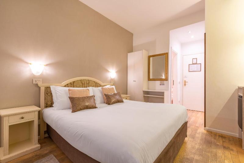 Double or Twin Room image 3