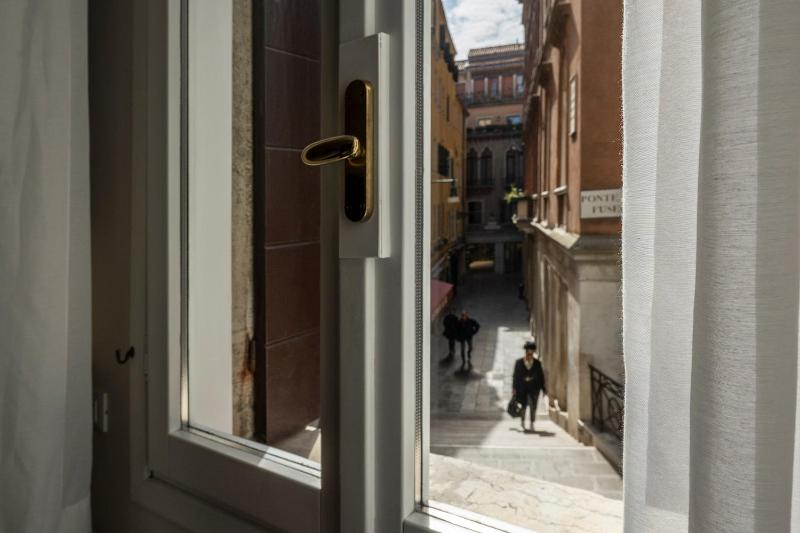 Double or Twin Room with Canal View image 4