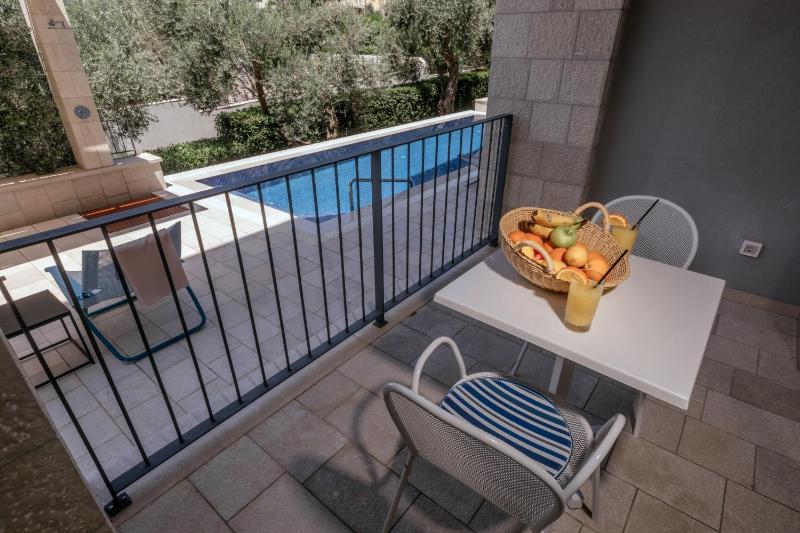 One-Bedroom Apartment with Pool View image 3