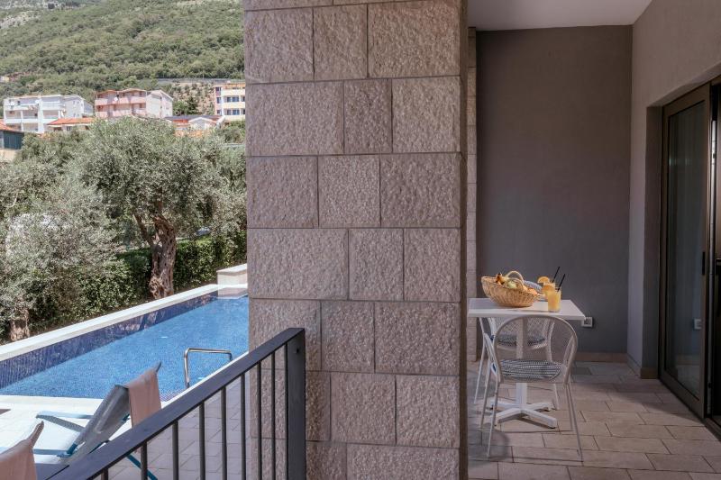 One-Bedroom Apartment with Pool View image 2